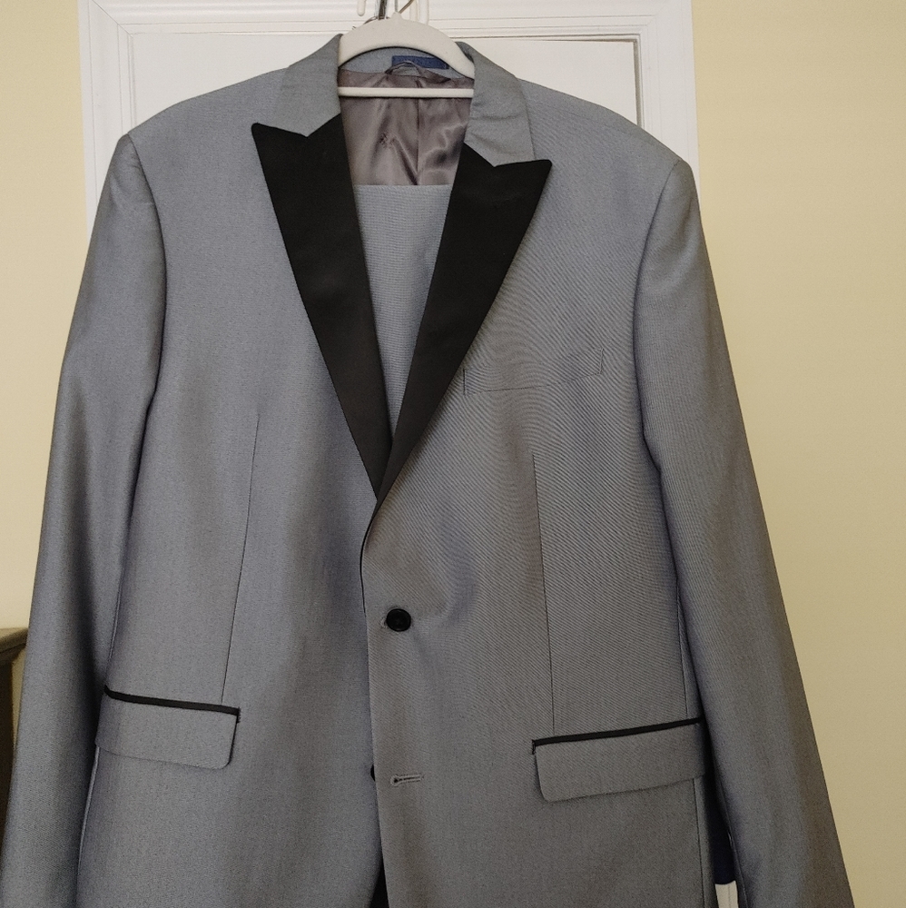Ryan Seacrest Distinction Men's Slim-Fit Tuxedo